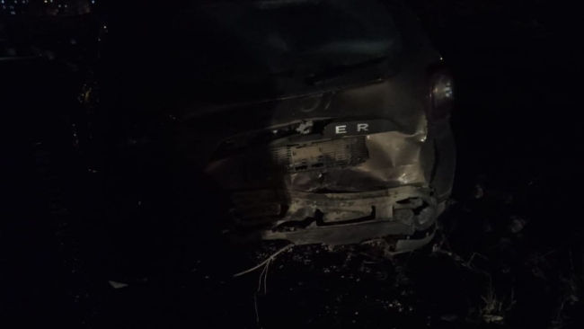 Direksiyon hakimiyetini kaybetti, park halindeki araca çarptı