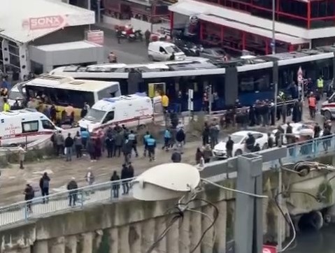 İETT otobüsü ile tramvay çarpıştı: 33 yaralı