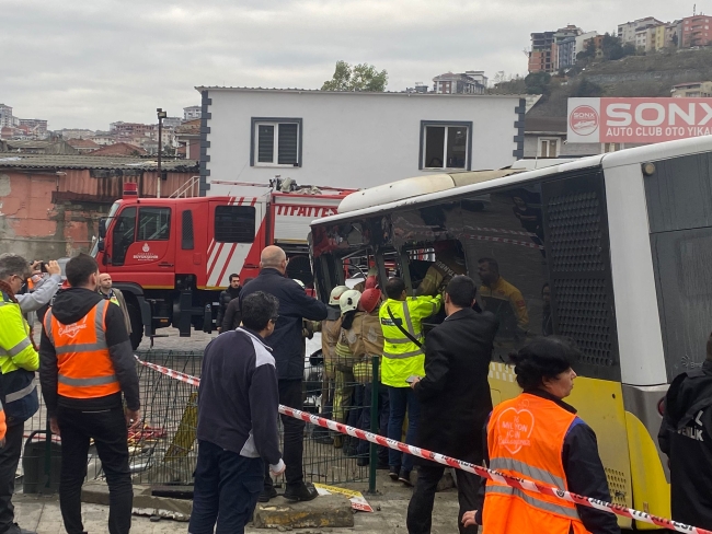İETT otobüsü ile tramvay çarpıştı: 33 yaralı