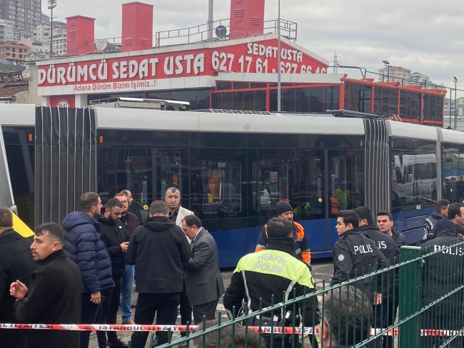 İETT otobüsü ile tramvay çarpıştı: 33 yaralı