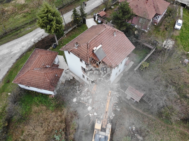 Düzce'de ağır hasar alan 107 bina yıkıldı