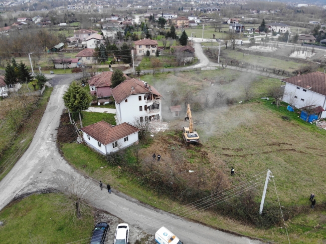 Düzce'de ağır hasar alan 107 bina yıkıldı