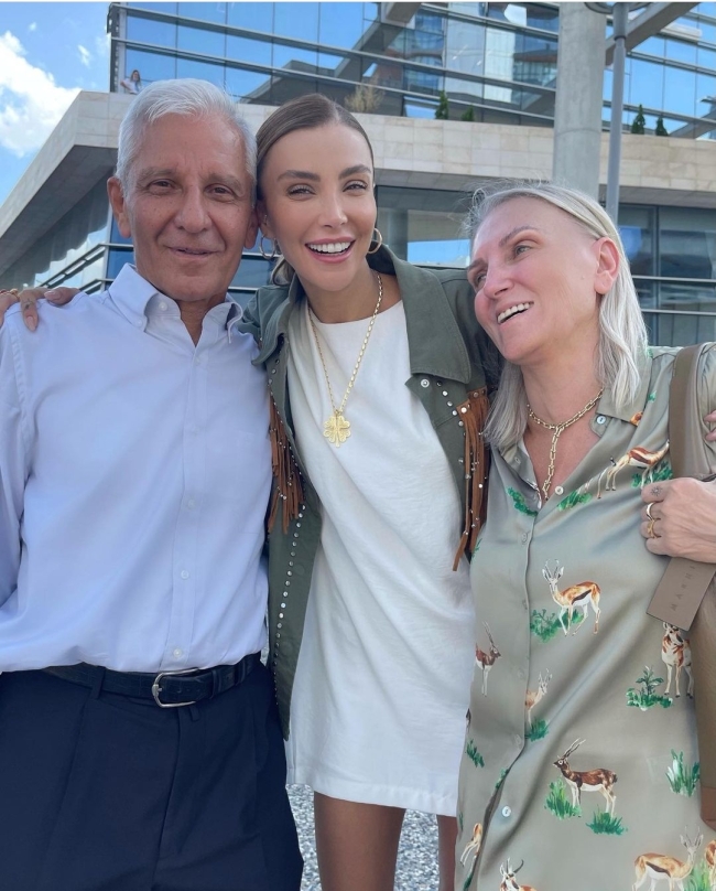 Özge Ulusoy'un babası için cenaze töreni düzenlendi