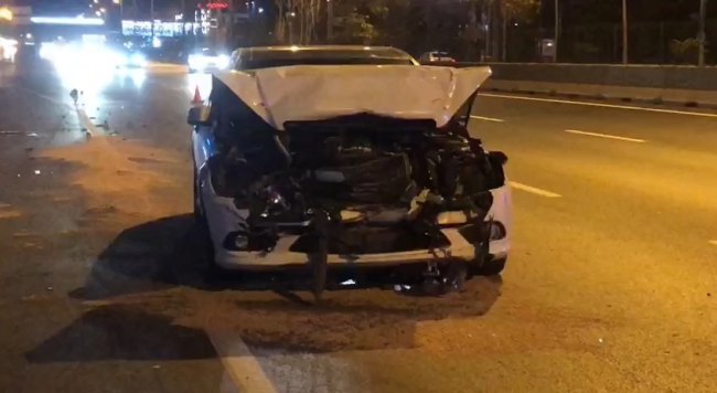 İstanbul'da trafik kazasında 2 araç çarpıştı