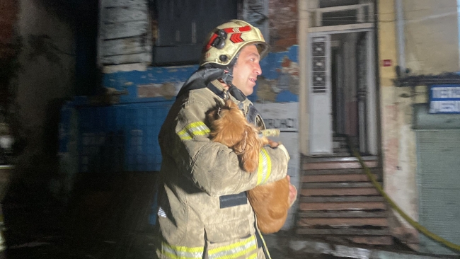 3 katlı ahşap metruk bina alev alev yandı