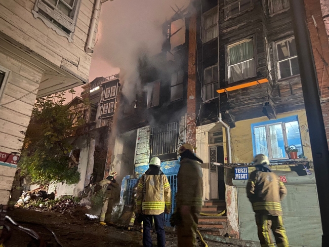 3 katlı ahşap metruk bina alev alev yandı