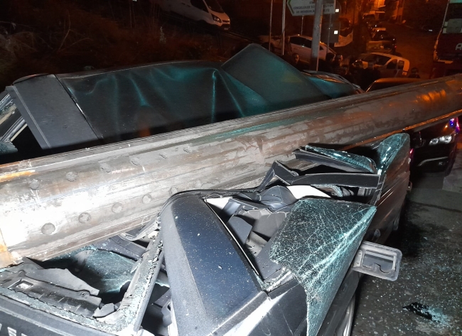 Tonlarca ağırlığındaki demir parçası cipin üzerine devrildi