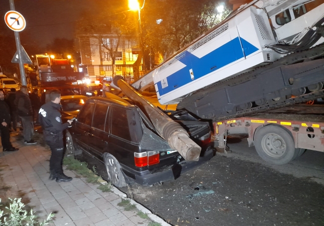 Tonlarca ağırlığındaki demir parçası cipin üzerine devrildi