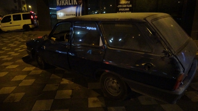 Gaz kaçağı olan otomobil, benzinlikte patladı