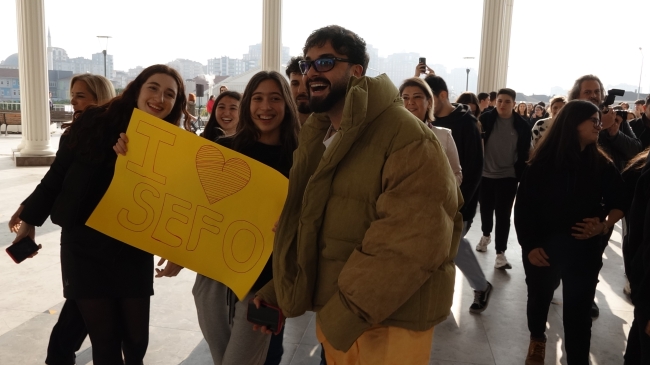 Şarkıcı Sefo bir öğrencinin seçim vaadi üzerine Bursa'daki okulu ziyaret etti