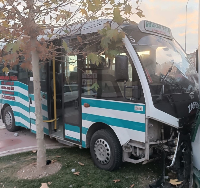 Yolcu minibüsü ile otomobil çarpıştı