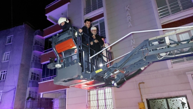 Apartmanda korkutan yangın: 20 kişi dumandan etkilendi