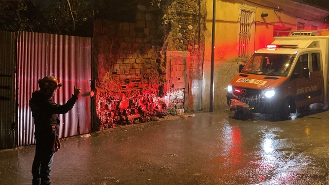 İzmir'de şiddetli yağış sonrası bir evin çatısı çöktü