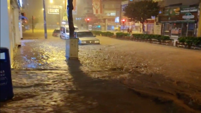 Antalya'da sel felaketi: Evleri su bastı