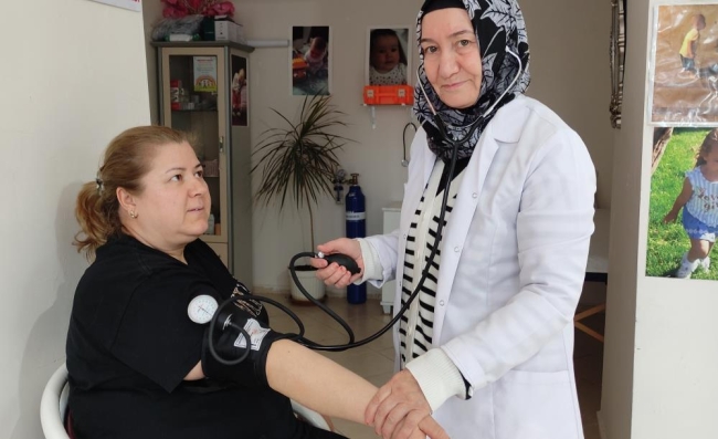 Bursa'da emekli hemşire yüzlerce şiir yazdı