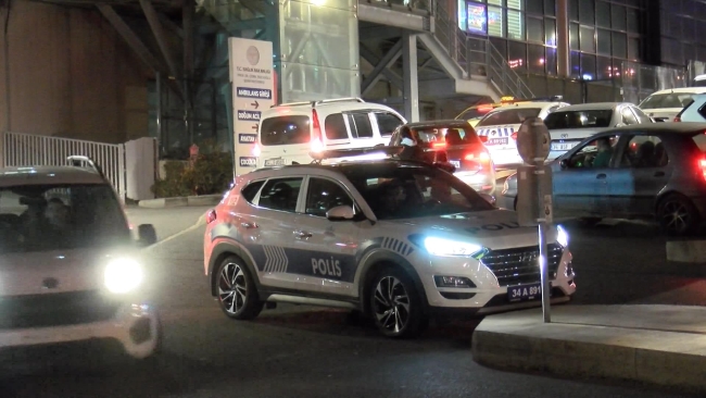 Şüphelilere ateş eden polis, genç kızı vurdu