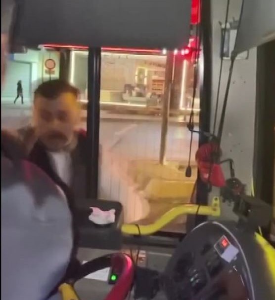 İETT aracının önünü kesip şoföre saldırdı