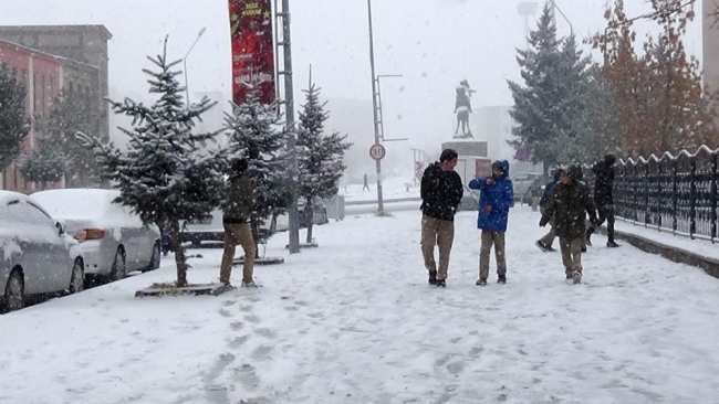 Kısa sürede beyaza bürünen şehirde kar sevinci