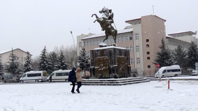 Kısa sürede beyaza bürünen şehirde kar sevinci