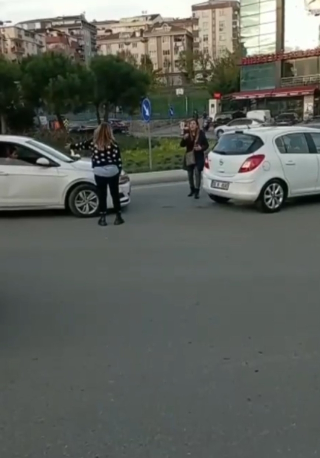 İki kadın sürücünün trafikte yumruklu kavgası