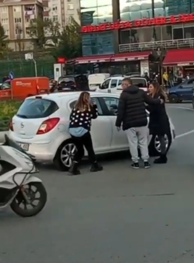 İki kadın sürücünün trafikte yumruklu kavgası