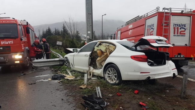 Bariyerlere çarpan lüks otomobil alev aldı