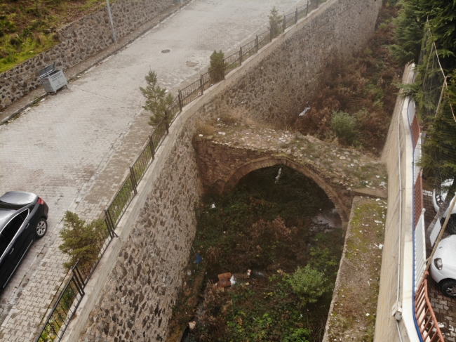 130 yıllık tarihi kemer köprü kaderine terk edildi