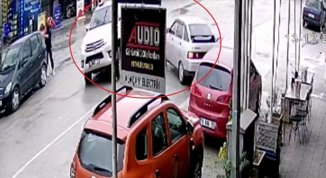 Kamyonetle çarpışan otomobilin sürücüsü yaralandı