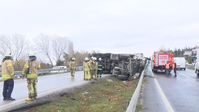 Tüp kamyonu devrildi: Trafik durma noktasına geldi