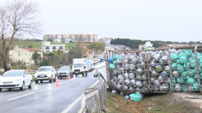 Tüp kamyonu devrildi: Trafik durma noktasına geldi