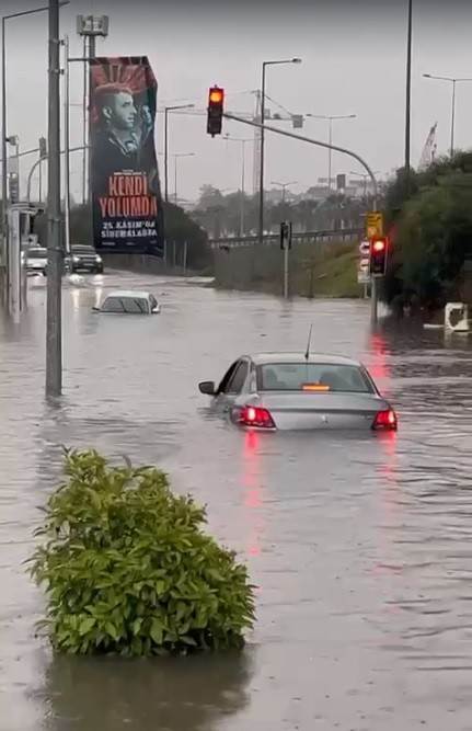 İzmir’i sağanak vurdu: Araçlar sular altında kaldı