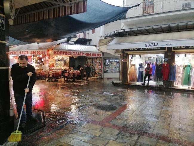 İzmir'de sağanak yağış hayatı felç etti