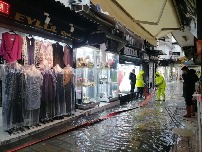 İzmir'de sağanak yağış hayatı felç etti