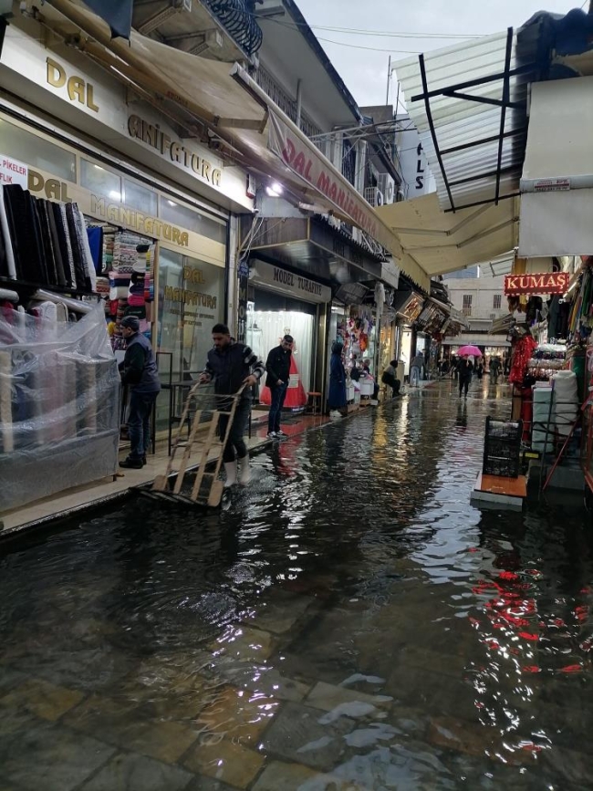 İzmir'de sağanak yağış hayatı felç etti