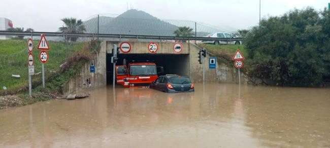 İzmir'de sağanak yağış hayatı felç etti