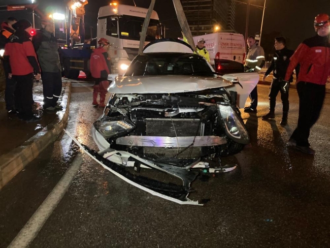 Otomobil çaya uçtu: Ölü ve yaralılar var