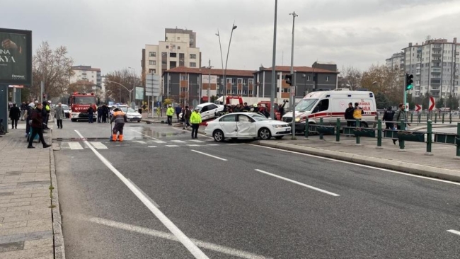 Kırmızı ışıkta geçti, zincirleme kazaya neden oldu