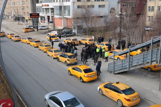 Taksiciler kontak kapattı: Durak eylemi