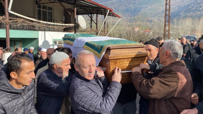 Babası otomobilde yatarak beklemişti: Gençten acı haber
