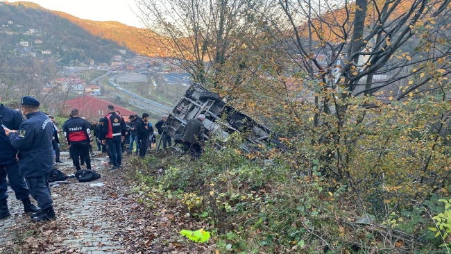 Öğrenci servisi uçuruma yuvarlandı! 1 ölü, 18 yaralı