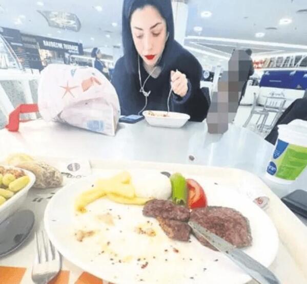Merve Boluğur elinde alkol şişesiyle AVM gezdi