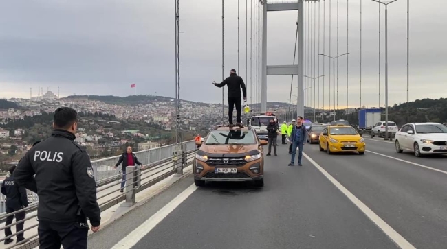 Köprüde sıcak dakikalar: Aracın üzerine çıkıp benzin döktü