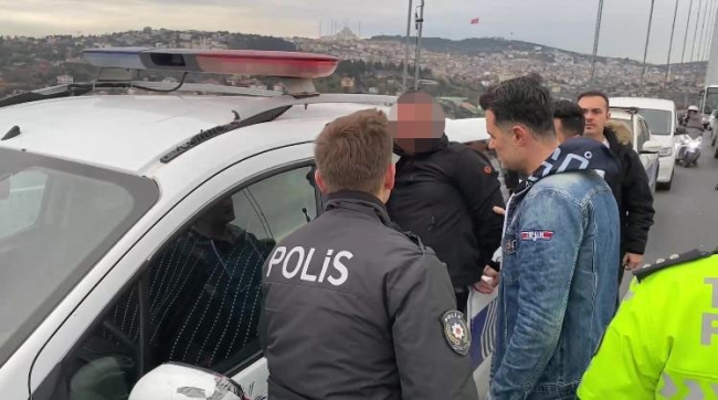Köprüde sıcak dakikalar: Aracın üzerine çıkıp benzin döktü