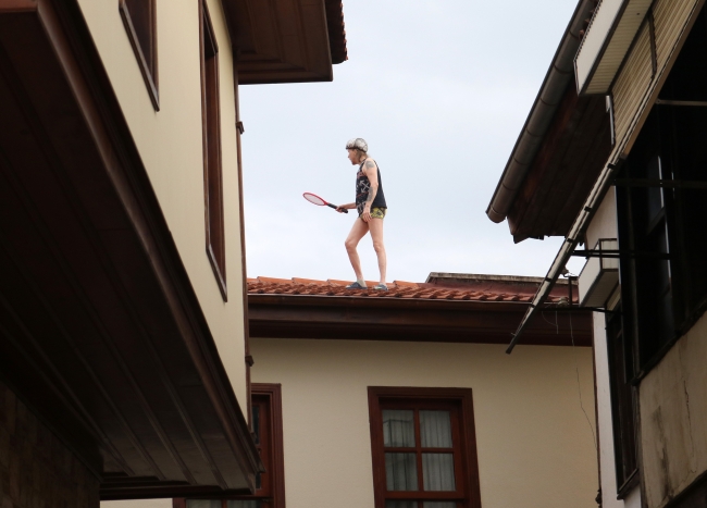 Pasaport vizesi biten şahıs, apartın çatısına çıktı