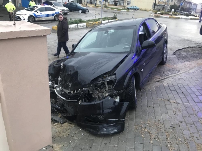 Direksiyon hakimiyetini kaybeden sürücü duvara çarptı