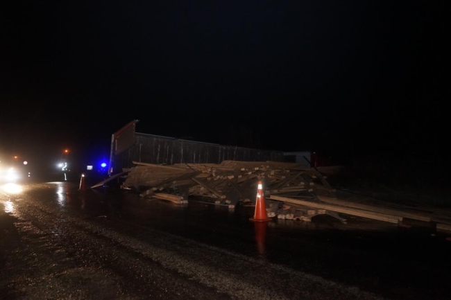Devrilen TIR'daki lambriler yola saçıldı: Kara yolu ulaşıma kapandı