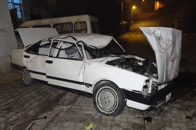 Aracıyla takla attı: Alt sokaktaki aracın üstüne düştü