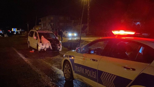 Hafif ticari araç patpata çarptı