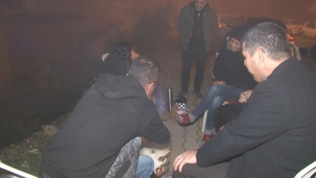 Depremden korkan halk geceyi sokakta geçiriyor