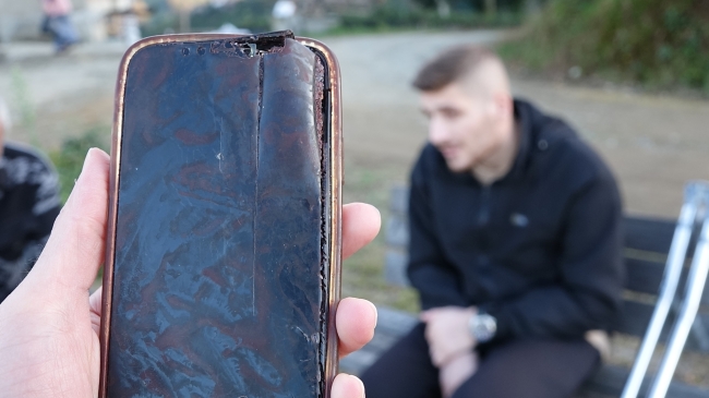 Mucizevi kurtuluş! Mermi cep telefonuna isabet etti